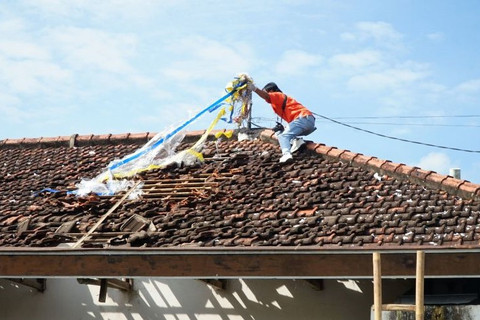 Petugas mengambil barang bukti plastik sisa ledakan balon udara berpetasan yang jatuh menimpa rumah warga di Desa Suruhan lor, Tulungagung, Jawa Timur, Minggu (13/4/2025).  Foto: Destyan Sujarwoko/ANTARA FOTO