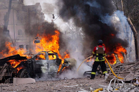 Kondisi usai serangan rudal Rusia di Sumy tengah, Ukraina, Minggu (13/5/2025). Foto: Layanan pers Layanan Darurat Negara Ukraina/via REUTERS