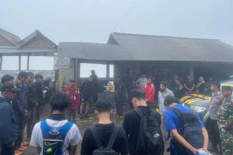 20 pendaki ilegal di Gunung Merapi diamankan petugas Balai TNGM dan kepolisian di Selo, Kabupaten Boyolali, Jawa Tengah, Minggu (13/4/2025). Foto: Balai Taman Nasional Gunung Merapi