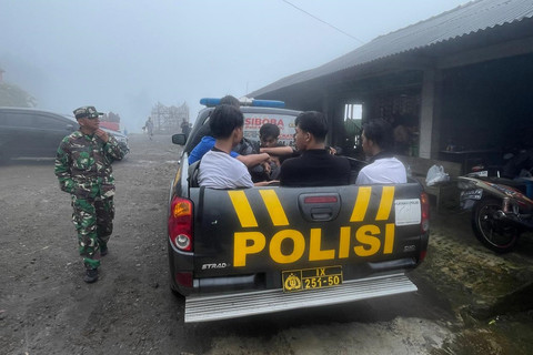 20 pendaki ilegal di Gunung Merapi diamankan petugas Balai TNGM dan kepolisian di Selo, Kabupaten Boyolali, Jawa Tengah, Minggu (13/4/2025). Foto: Balai Taman Nasional Gunung Merapi