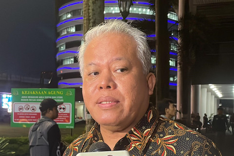 Kapuspenkum Kejagung Harli Siregar saat diwawancarai wartawan di Gedung Kejagung RI, Minggu (13/4/2025). Foto: Fadhil Pramudya/kumparan