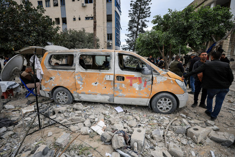 Warga Palestina memeriksa kerusakan setelah dua rudal Israel menghantam sebuah gedung di dalam Rumah Sakit Baptis Arab Al-Ahli di Kota Gaza, Minggu (13/4/2025). Foto: Dawoud Abu Alkas/REUTERS