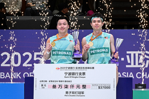 Ganda putra Malaysia Soh Wooi Yik dan Aaron Chia menjuarai Kejuaraan Bulu Tangkis Asia di Ningbo, Provinsi Zhejiang, China, Minggu (13/4/2025). Foto: AFP
