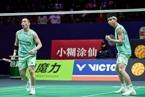 Ganda putra Malaysia Soh Wooi Yik dan Aaron Chia menjuarai Kejuaraan Bulu Tangkis Asia di Ningbo, Provinsi Zhejiang, China, Minggu (13/4/2025). Foto: AFP