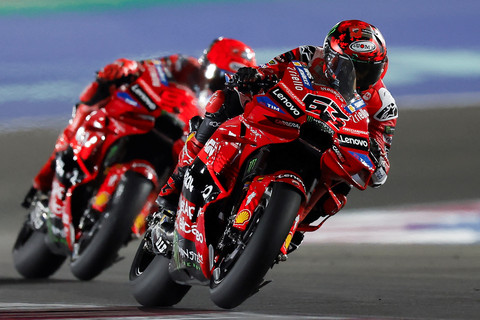 Aksi Francesco Bagnaia (depan) dan Marc Marquez saat balapan utama MotoGP Qatar 2025 di Sirkuit Losail pada Senin (14/4) dini hari WIB. Foto: Karim JAAFAR / AFP
