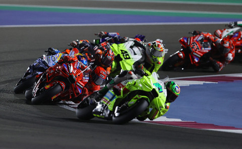 Aksi Franco Morbidelli (terdepan), Marc Marquez (kedua dari depan), dan sejumlah pebalap lain saat balapan utama MotoGP Qatar 2025 di Sirkuit Losail pada Senin (14/4) dini hari WIB. Foto: REUTERS/Ibraheem Al Omari