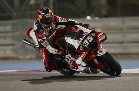 Aksi Somkiat Chantra saat balapan utama MotoGP Qatar 2025 di Sirkuit Losail pada Senin (14/4) dini hari WIB. Foto: REUTERS/Ibraheem Al Omari