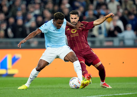Duel Fisayo Dele-Bashiru dengan Zeki Celik saat SS Lazio vs AS Roma dalam laga pekan ke-32 Liga Italia 2024/25 di Stadio Olimpico, Senin (13/4) dini hari WIB. Foto: REUTERS/Matteo Ciambelli