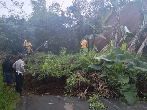 Tanah longsor memutus akses Jalan Raya Pangalengan pada Senin (14/4/2025). Foto: Dok. Polresta Bandung