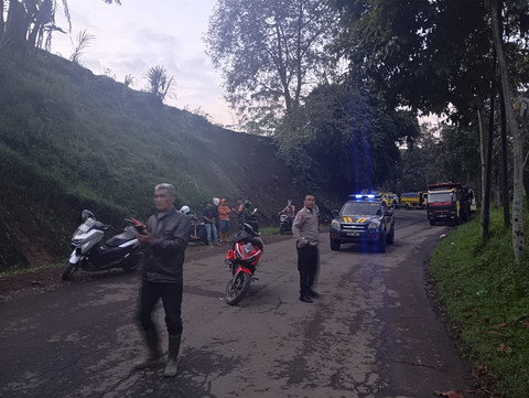 Tanah longsor memutus akses Jalan Raya Pangalengan pada Senin (14/4/2025). Foto: Dok. Polresta Bandung