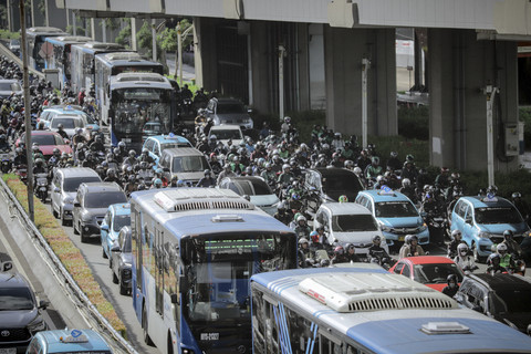 Kendaraan memadati Jalan Gatot Subroto, Jakarta, Senin (14/4/2025) pagi. Foto: Jamal Ramadhan/kumparan