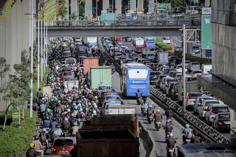 Kendaraan memadati Jalan Gatot Subroto, Jakarta, Senin (14/4/2025) pagi. Foto: Jamal Ramadhan/kumparan
