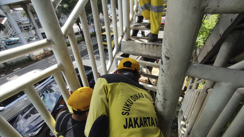 Jembatan Penyeberangan Orang (JPO) di Jalan Daan Mogot, Jakarta Barat, yang berlubang mulai diperbaiki pada Senin (14/4/2025). Foto: Rachmadi Rasyad/kumparan