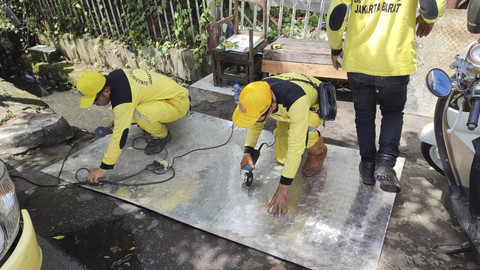 Jembatan Penyeberangan Orang (JPO) di Jalan Daan Mogot, Jakarta Barat, yang berlubang mulai diperbaiki pada Senin (14/4/2025). Foto: Rachmadi Rasyad/kumparan