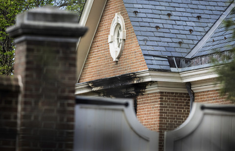 Kerusakan pada kediaman Gubernur Josh Shapiro terlihat setelah seseorang membakar gedung tersebut di Harrisburg, Minggu (13/4/2025). Foto: Sean Simmers / The Patriot-News via AP