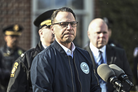 Gubernur Pennsylvania Josh Shapiro berhenti sejenak dalam konferensi pers di kediaman resmi gubernur untuk membahas dugaan pembakaran rumahnya di Harrisburg, Minggu (14/4/2025). Foto: Marc Levy/AP Photo