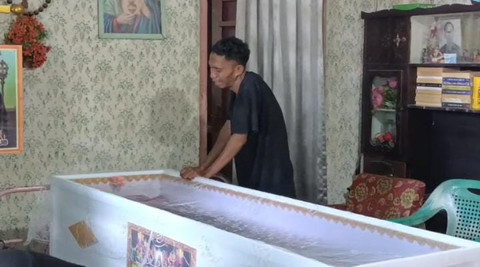 Tangis mengiringi kepergian Maria Yunita. Dok: Ist