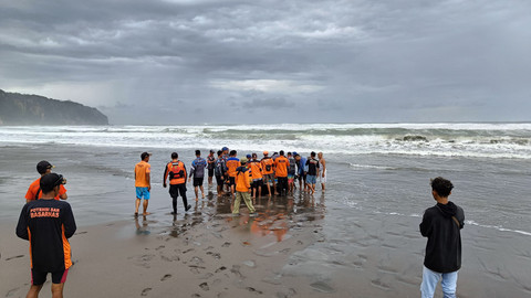 Proses evakuasi korban tenggelam di Pantai Parangtriti oleh Tim SAR gabungan, Senin (14/4). Foto: Dok. SAR Parangtritis