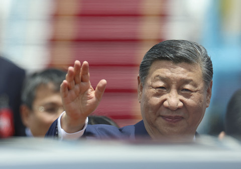 Presiden China Xi Jinping melambaikan tangan saat tiba untuk kunjungan kenegaraan selama dua hari, di Bandara Internasional Noi Bai, Hanoi, Vietnam, Senin (14/4/2025). Foto: Athit Perawongmetha/REUTERS