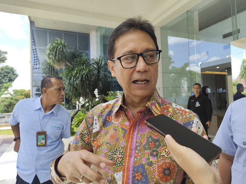 Menteri Kesehatan Budi Gunadi Sadikin di depan Kantor KemenkoPangan, Jakarta Pusat, Senin (14/4/2025). Foto: Alya Zahra/kumparan 