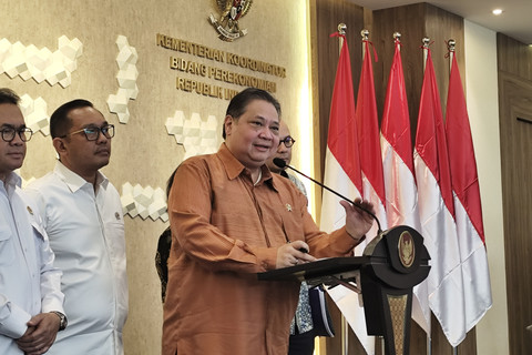Menko Bidang Perekonomian Airlangga Hartarto dalam Konferensi Pers soal Kesiapan Indonesia Bernegosiasi dengan AS terkait tarif Trump, di kantornya, Senin (14/4/2025). Foto: Widya Islamiati/kumparan