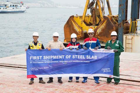 Pengapalan lembaran baja yang dilakukan Pertamina International Shipping (PIS) bersama PT Krakatau Posco di Pelabuhan Cigading, Cilegon. Foto: Dok. Pertamina