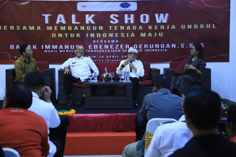 Wamenaker Immanuel Ebenezer melakukan kunjungan kerja dan berdiskusi di LPKS Queen International, Kota Denpasar, Bali, Senin (14/4/2024). Foto: Dok. Kemnaker