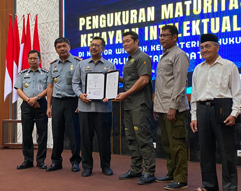 Pengusaha asal Pontianak, Edy Hartono saat menerima sertifikat merek dagang 'Buah BK' dari Sekretaris Direktorat Jenderal Kekayaan Intelektual di Kementerian Hukum, Andriensjah. Foto: Yulia Ramadhiyanti/Hi!Pontianak