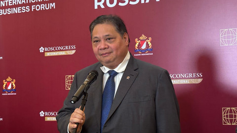 Menko Bidang Perekonomian Airlangga Hartarto dalam acara Forum Bisnis Kadin Indonesia-Rusia di Hotel Raffles Jakarta, Senin (14/4/2025). Foto: Ave Airiza Gunanto/kumparan
