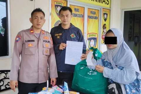 Polsek Pondok Aren bebaskan ibu dan 2 anaknya yang mencuri produk kosmetik di Swalayan Hari-hari, Tangsel. Foto: Instagram/@humas_polsekpondokaren
