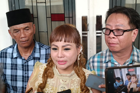 Janhwa Diana usai bertemu Wakil Walikota Surabaya Armuji di rumah dinasnya di Jalan Wali Kota Mustajab, Surabaya, Senin (14/4/2025). Foto: Farusma Okta Verdian/kumparan