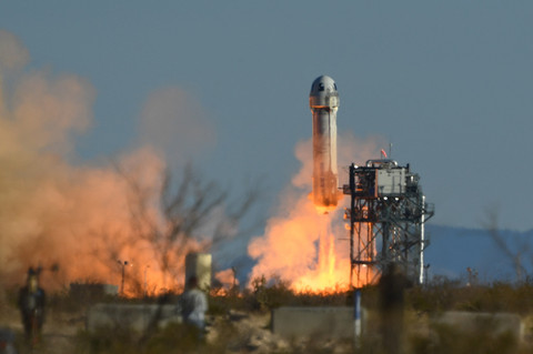 Roket Blue Origin New Shepard diluncurkan dari Launch Site One di Texas Barat di utara Van Horn, pada tanggal 31 Maret 2022. Foto: Patrick T. Fallon / AFP