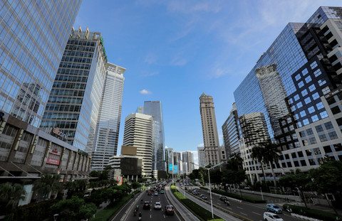 Suasana gedung bertingkat dengan latar langit biru di Jakarta, Senin (14/4/2025). Foto: Jamal Ramadhan/kumparan