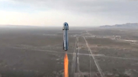 Bintang pop Katy Perry dan jurnalis Gayle King, Lauren Sanchez, yang juga tunangan Jeff Bezos dan peserta lainnya, meluncur ke luar angkasa dengan roket Blue Origin di Launch Site One, Texas Barat, AS, Senin (14/4/2025). Foto: Blue Origin/via REUTERS