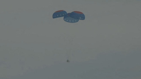 Kapsul yang membawa Katy Perry, Gayle King, Lauren Sanchez, yang juga tunangan Jeff Bezos dan peserta lainnya, turun kembali ke bumi setelah meluncur ke luar angkasa dengan roket Blue Origin di Launch Site One, Texas Barat, AS, Senin (14/4/2025). Foto: Blue Origin/via REUTERS