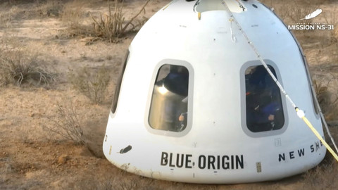Kapsul yang membawa Katy Perry, Gayle King, Lauren Sanchez, yang juga tunangan Jeff Bezos dan peserta lainnya, turun kembali ke bumi setelah meluncur ke luar angkasa dengan roket Blue Origin di Launch Site One, Texas Barat, AS, Senin (14/4/2025). Foto: Blue Origin/via REUTERS