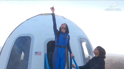 Bintang pop Katy Perry keluar dari kapsul yang ditumpanginya usai kembali ke bumi setelah meluncur ke luar angkasa dengan roket Blue Origin di Launch Site One, Texas Barat, AS, Senin (14/4/2025). Foto: Blue Origin/via REUTERS