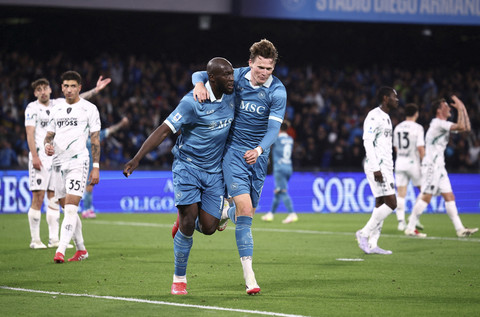 Pemain Napoli, Romelu Lukaku, merayakan gol kedua dengan Scott McTominay pada pertandingan Liga Italia antara Napoli vs Empoli di Stadio Diego Armando Maradona, Naples, Italia, Selasa (15/4/2025) dini hari WIB. Foto: Guglielmo Mangiapane/REUTERS