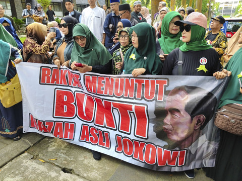 Sejumlah orang yang tergabung dalam Tim Pembela Ulama dan Aktivis (TPUA) mendatangi Fakultas Kehutanan Universitas Gadjah Mada (UGM) untuk mengklarifikasi keaslian ijazah Presiden ke-7 RI Joko Widodo atau Jokowi, Selasa (15/4/2025). Foto: Arfiansyah Panji Purnandaru/kumparan
