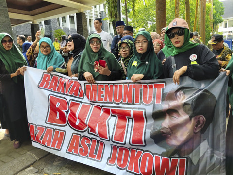 Sejumlah orang yang tergabung dalam Tim Pembela Ulama dan Aktivis (TPUA) mendatangi Fakultas Kehutanan UGM untuk mengklarifikasi keaslian ijazah Jokowi, Selasa (15/4/2025). Foto: Arfiansyah Panji Purnandaru/kumparan