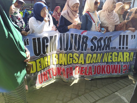 Sejumlah orang yang tergabung dalam Tim Pembela Ulama dan Aktivis (TPUA) mendatangi Fakultas Kehutanan Universitas Gadjah Mada (UGM) untuk mengklarifikasi keaslian ijazah Presiden ke-7 RI Joko Widodo atau Jokowi, Selasa (15/4/2025). Foto: Arfiansyah Panji Purnandaru/kumparan