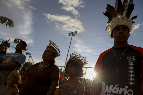 Masyarakat adat dari berbagai kelompok etnis menyaksikan pembukaan Permainan dan Tarian Antarbudaya Masyarakat Adat Alvaraes di Desa Marajai, di Alvaraes, negara bagian Amazonas, Brasil utara, Senin (14/4/2025). Foto: Michael Dantas/AFP