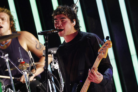Calum Hood salah satu personel band 5 Seconds of Summer. Foto: Michael Tran/AFP