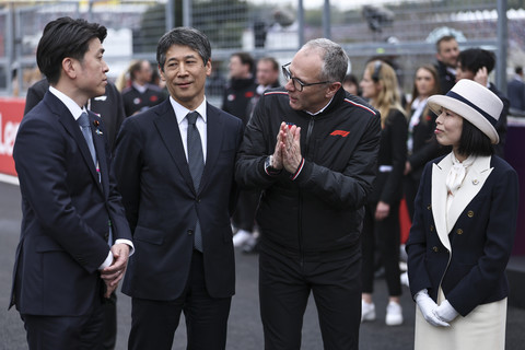Stefano Domenicali dari Italia, CEO Formula One Group, dan Yang Mulia Putri Akiko dari Mikasa tampil di grid selama Grand Prix F1 Jepang di Sirkuit Suzuka, Suzuka, Jepang, Minggu (6/4/2025). Foto: Paddocker/REUTERS