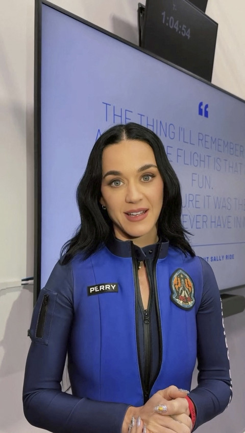 Katy Perry berbicara pada hari ketika ia akan meluncur ke luar angkasa dengan roket Blue Origin, sebagai bagian dari kru penerbangan yang semuanya perempuan, di dekat Van Horn, Texas, A.S, Senin (14/4/2025). Foto: Katy Perry via Instagram via REUTERS