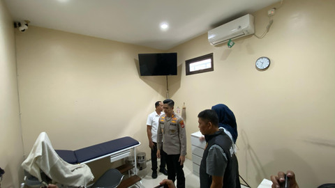 Polres Garut datangi lokasi klinik tempat dokter kandungan lecehkan pasien saat USG, Selasa (15/4/2025). Foto: Dok. kumparan
