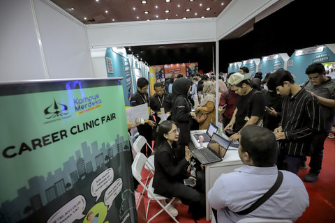 Pengunjung dari berbagai latar belakang memadati Jakarta Job Fair di Gelanggang Mahasiswa Universitas Trisakti, Jakarta, Selasa (15/4/2025). Foto: Jamal Ramadhan/kumparan