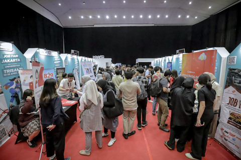 Pengunjung dari berbagai latar belakang memadati Jakarta Job Fair di Gelanggang Mahasiswa Universitas Trisakti, Jakarta, Selasa (15/4/2025). Foto: Jamal Ramadhan/kumparan