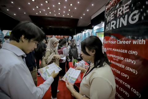 Pengunjung dari berbagai latar belakang memadati Jakarta Job Fair di Gelanggang Mahasiswa Universitas Trisakti, Jakarta, Selasa (15/4/2025). Foto: Jamal Ramadhan/kumparan