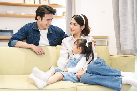 Ilustrasi pasangan yang punya prinsip sama dalam mendidik anak. Foto: Q88/Shutterstock